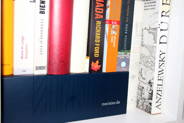 Merisier Box im Bücherregal