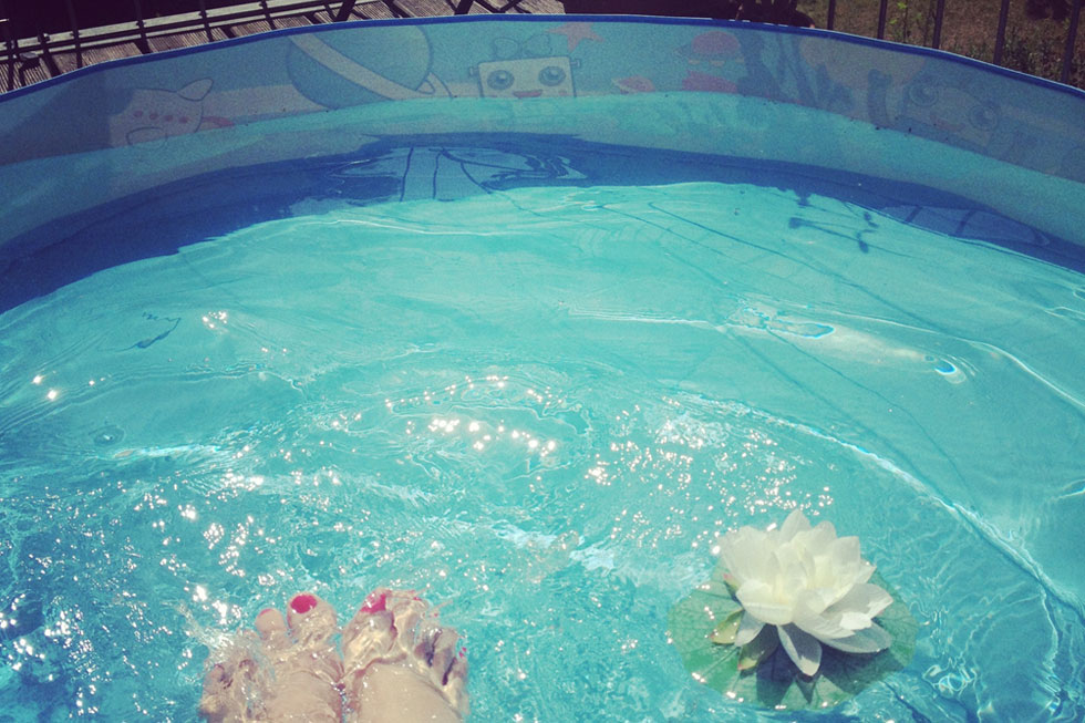 Füße im Pool