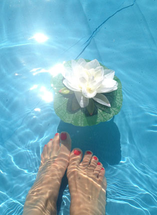 Füße im Pool
