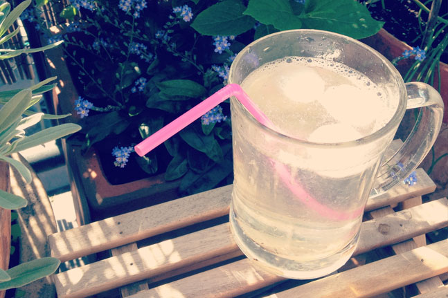 Trinkbecher mit Strohhalm